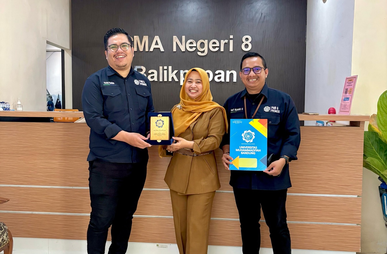 Abdul Rohim dari UM Bandung saat sosialisasi PMB di SMAN 8 Samarinda. Roadshow ini bagian dari ekspansi kampus ke Kaltim.